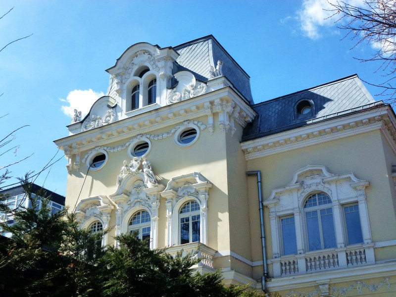 Каква е историята на къщата на Яблански в центъра на София? СНИМКИ