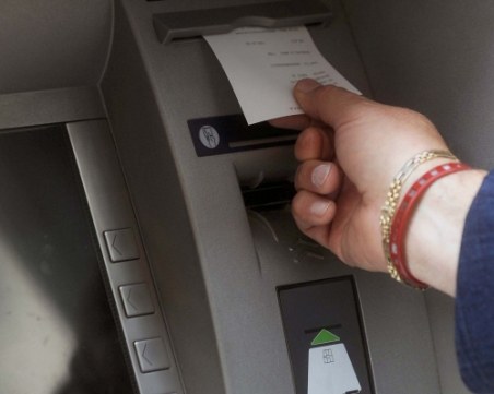 Банкомати още гълтат новите столевки, а УниКредит има нужда от време за настройки!