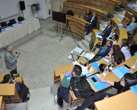 Млади УНГ специалисти от цялата страна на обучение в пловдивска болница СНИМКИ