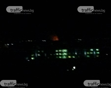 Огнени пламъци се издигат в посока Войводиново! Не месо, горят сухи треви СНИМКИ