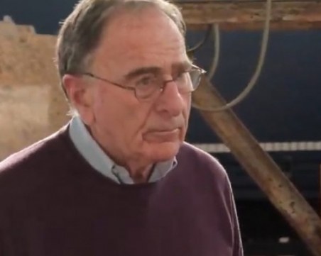 Отмъщение! Милиардер провеси огромна СНИМКА на новата си жена там, където ще живее старата