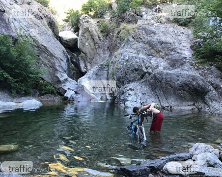 Придошла река повлече дете към водопад над Карлово, лекари го върнаха към живот