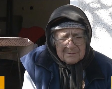 Възрастна жена, измамена от 