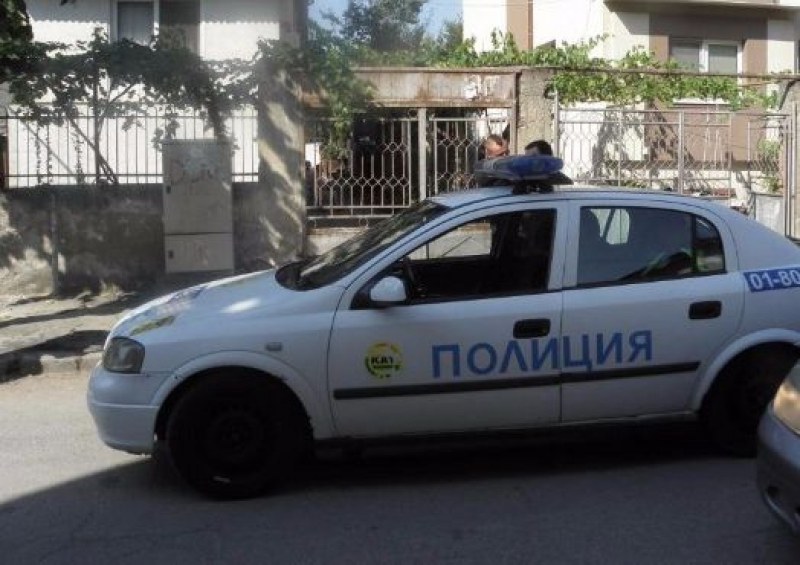 Голям шлем: Пиян шофьор опита да подкупи полицаи, блъсна ги и избяга на нивата край Асеновград