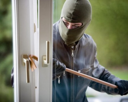 Апаши разбиха магазин на Коматевско шосе! Задигнаха пари и цигари