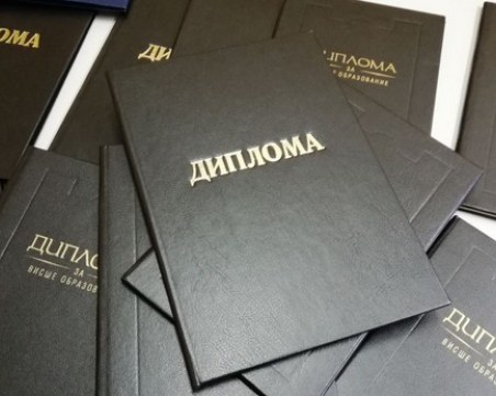 Арестуваха мъж, правил фалшиви дипломи за основно образование в Пазарджишко
