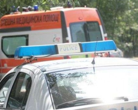 БМВ се заби в дърво! 20-годишно момче загина, бременно момиче е със счупен таз