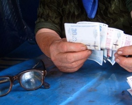 Измама на улица в Тракия! Баба даде 70 лева на непознат