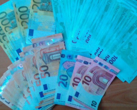 Иззеха контрабандна валута за над 80 000 лева на 