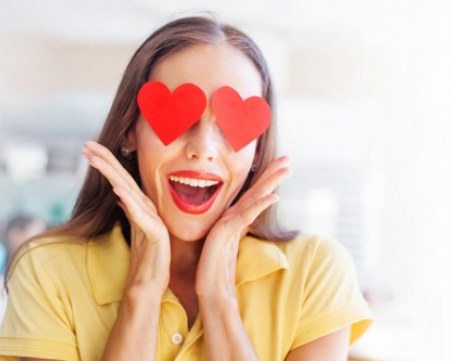 Как се държи всяка жена, когато е влюбена, според зодията