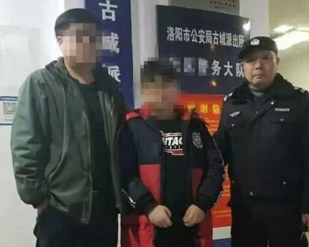 Китайка преби и заряза детето си на улицата заради лоши оценки ВИДЕО