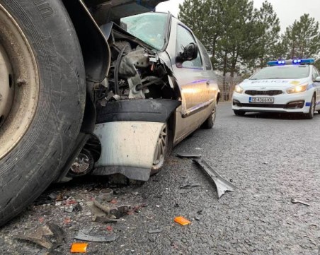 Кола се заби в цистерна на Е-79, жена е в болница СНИМКА