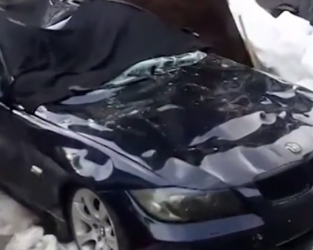 Мокър сняг се свлече и помля 4 автомобила в Пампорово