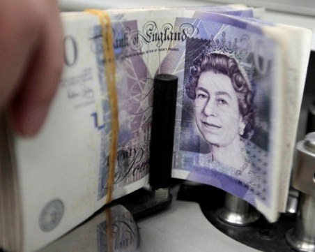 Паундът отново се срина след новата сделка за Brexit