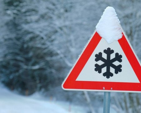 Силен вятър и сняг на Петрохан, шофьори закъсаха заради неподходящи гуми