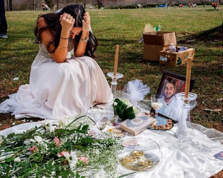 В деня на сватбата си, тя отиде на гробищата СНИМКИ