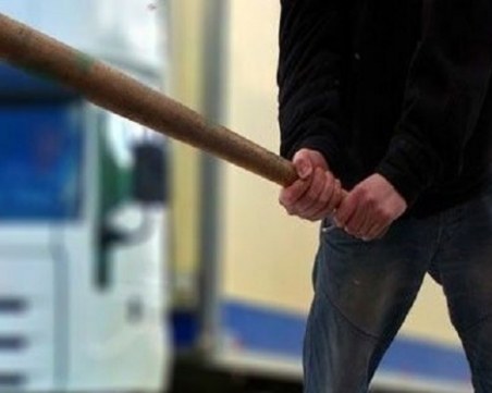 Зверство в Дупница: 65-годишен мъж бит с бухалка за… 2 лева