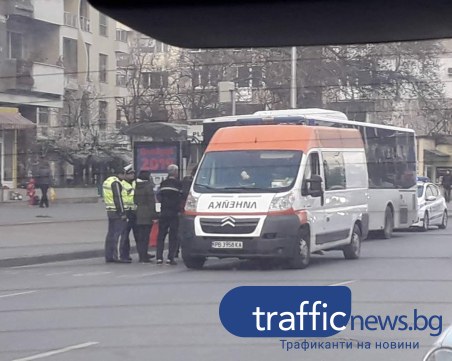 63-годишна жена припадна в автобус в Пловдив! Полиция и линейка са на мястото СНИМКА