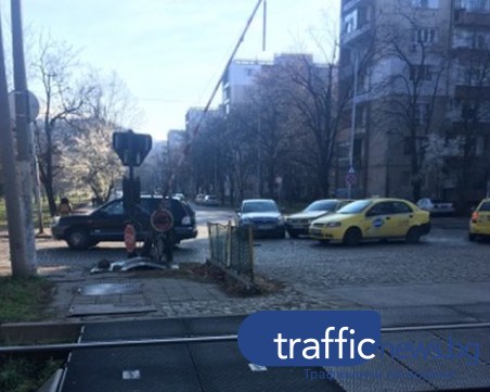 Две коли се удариха до прелез на 