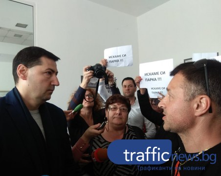 Кметът Иван Тотев подкрепи протестиращите пловдивчани, покани ги в кабинета му СНИМКИ