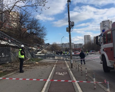 Кран се строполи на тротоар в столичния кв. 