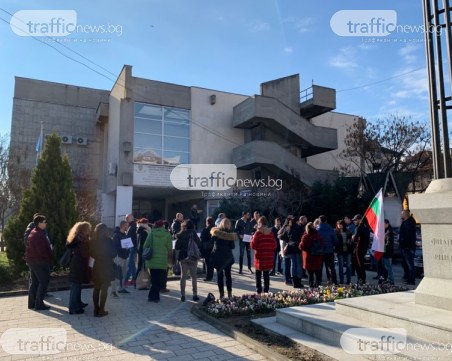 Пловдивчани окупираха Общинския съвет, за да бранят парка от 16 декара СНИМКИ