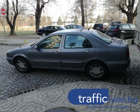Врачани с безумно паркиране в Пловдив! Глобяват ги, а те продължават СНИМКИ