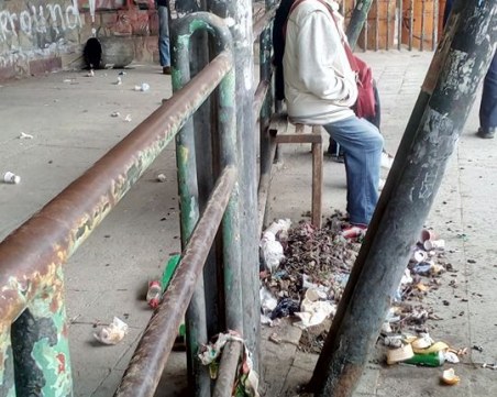 Трамвайна спирка в столицата шокира с мизерия и боклуци