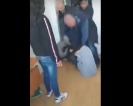 Възпитателят, разтърваващ бой между ученички с юмруци – арестуван!