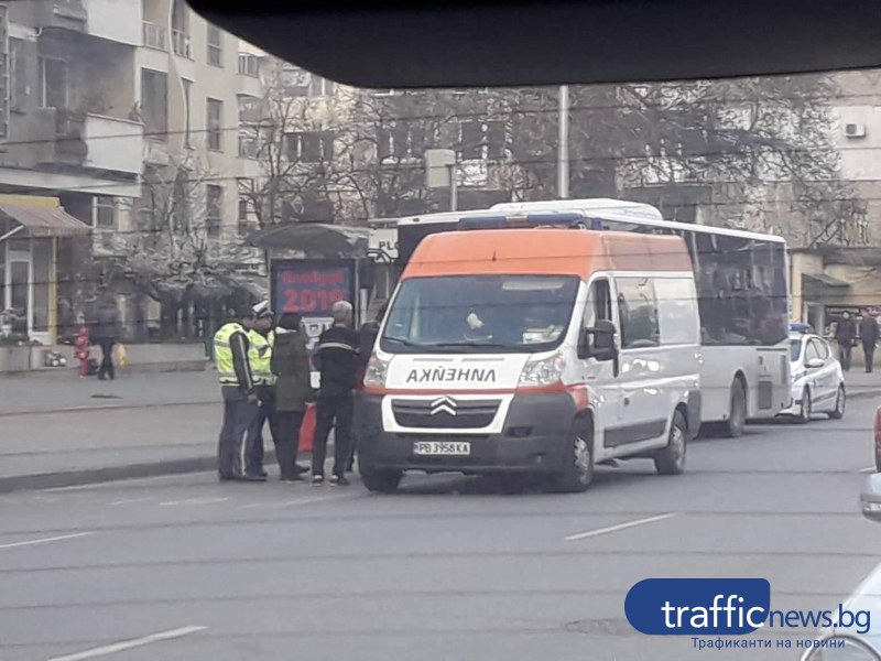 63-годишна жена припадна в автобус в Пловдив! Полиция и линейка са на мястото СНИМКА