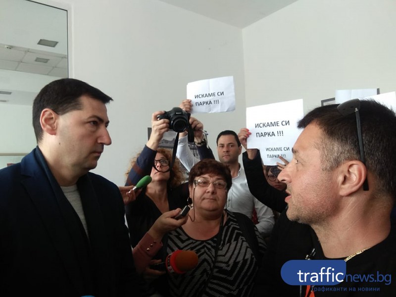 Кметът Иван Тотев подкрепи протестиращите пловдивчани, покани ги в кабинета му СНИМКИ