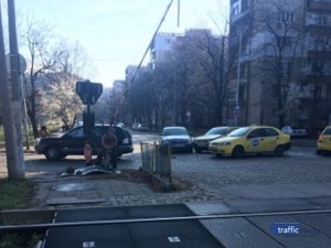 Две коли се удариха до прелез на