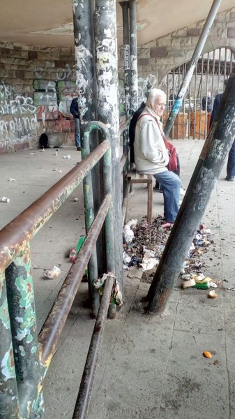 Трамвайна спирка в столицата шокира с мизерия и боклуци