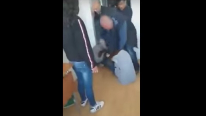 Възпитателят, разтърваващ бой между ученички с юмруци – арестуван!
