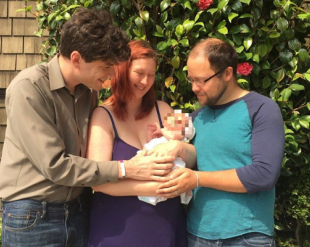 Асексуален мъж заживя с двойка, осиновява детето им СНИМКИ