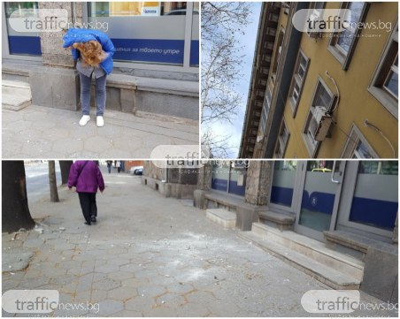 На косъм от трагедия! Мазилка се откърти и едва не уби жена в центъра на Пловдив СНИМКИ