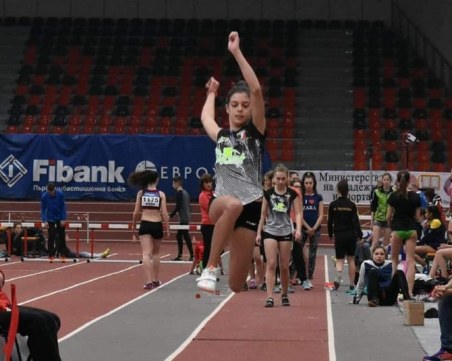 Пламена е само на 14, а печели титли при 18-годишните в атлетиката СНИМКИ