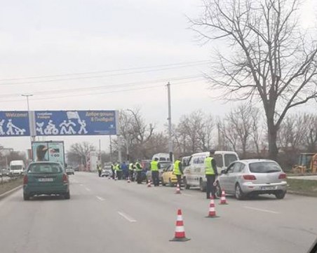 Полицейска акция на входа на Пловдив, проверяват коли наред СНИМКА