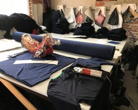 Разбиха цех за стоки менте и онлайн магазини, арестуваха двама СНИМКИ