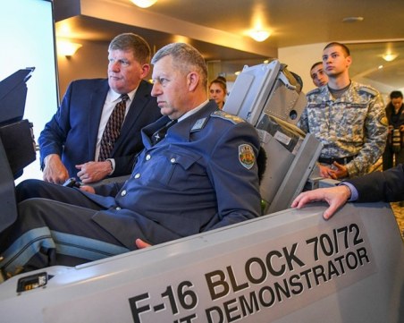 Шефът на ВВС подкара F-16 в столичен хотел