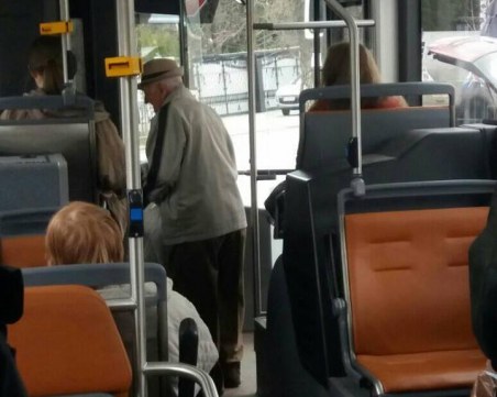 Софийски автобус за чудо и приказ: Телевизор, кожени седалки СНИМКИ