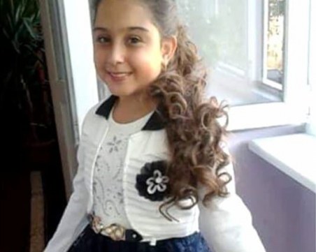 Ученици продават топки с автографи на тенис звезди, за да помогнат на съученичка