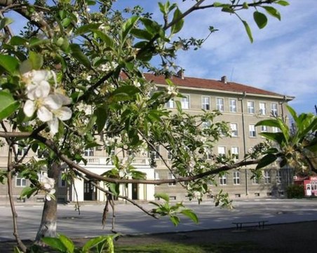 Екшънът с ученичките: Забележка, после бой и намушкване! Учители едва ги разтървали