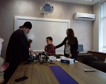 Варненският владика дари инсулинова помпа на 9-годишния Георги