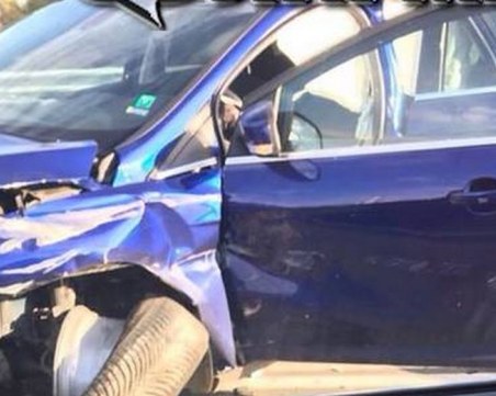 20-годишен с БМВ се блъсна в магазин и избяга