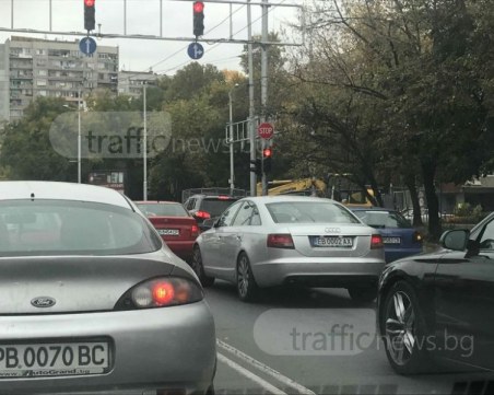 Агресия на пътя! Пловдивчанин блъска по колата на майка с дете, опита се да отвори врата