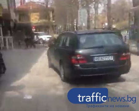 Как най-лесно да минеш на пряко в Пловдив? През тротоара! ВИДЕО