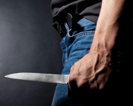 Мъж допря нож до майката на детето си и заплаши, че ще й отреже главата! Арестуваха го