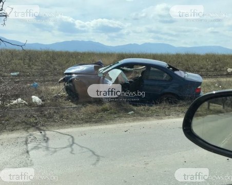 Петима души се забиха в дърво край Карлово СНИМКА+ВИДЕО