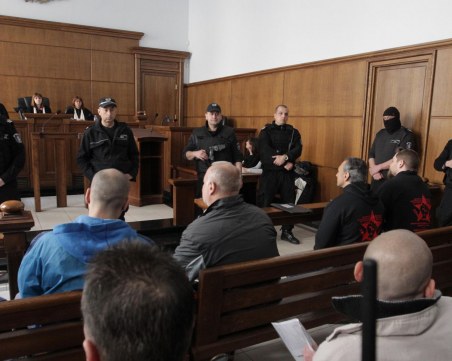 Убийци искат секс без камери в затвора, носят протестни тениски в съда